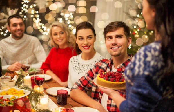 Amigos felizes ter jantar de Natal em casa — Fotografia de Stock