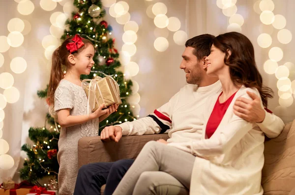 Familia feliz con la Navidad presente en casa — Foto de Stock