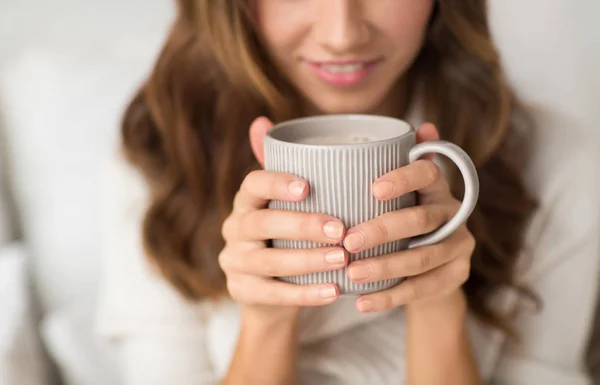 Primer plano de la mujer feliz con la taza de café en casa —  Fotos de Stock