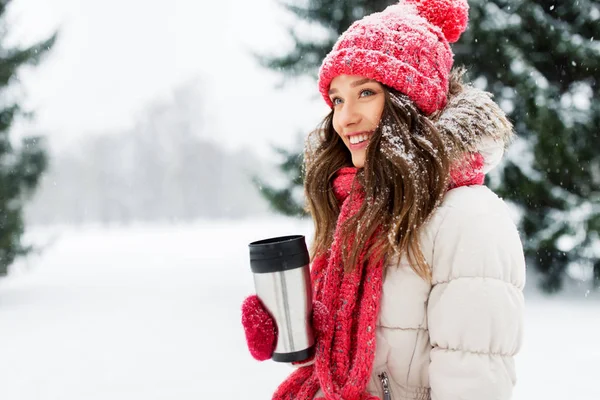 Junge Frau mit Heißgetränk im Becher im Winter — Stockfoto