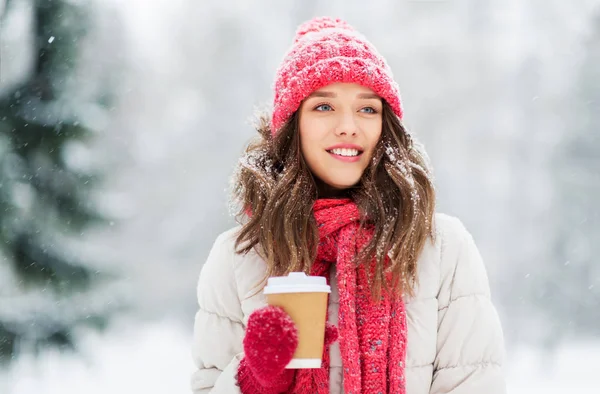 Happy teenage girl with coffee in winter park — Stock Photo, Image