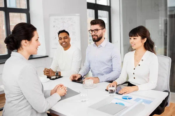 Recrutadores que têm entrevista de emprego com empregado — Fotografia de Stock