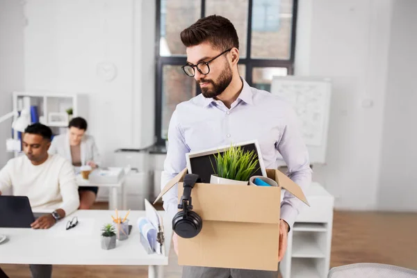 Triste licenziato lavoratore d'ufficio maschile con roba personale — Foto Stock