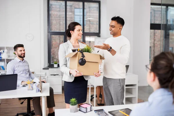 Nuovo dipendente femminile con colleghi in ufficio — Foto Stock