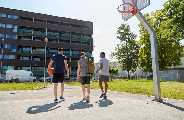 Erkek arkadaş grubu basketbol oynamak için gidiyor — Stok fotoğraf