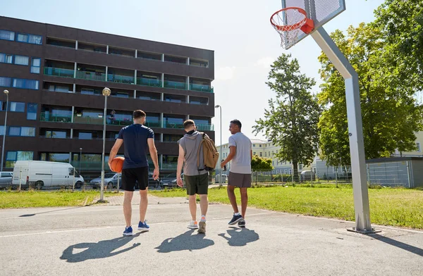 Group of male friends going to play basketball — Stock Photo, Image