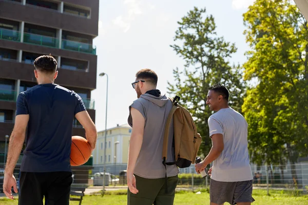 Groupe d'amis masculins va jouer au basket — Photo