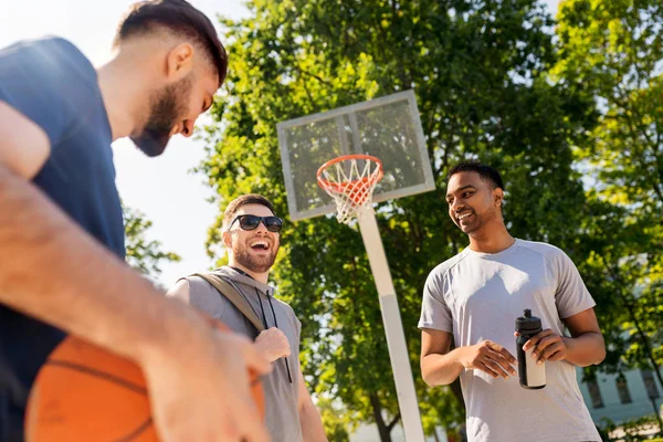 Groep mannelijke vrienden gaan basketbal spelen — Stockfoto