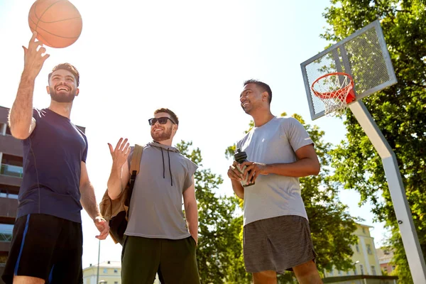 Grupo de amigos varones que van a jugar baloncesto — Foto de Stock