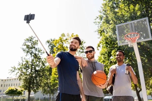 Hommes heureux prenant selfie au terrain de basket-ball — Photo