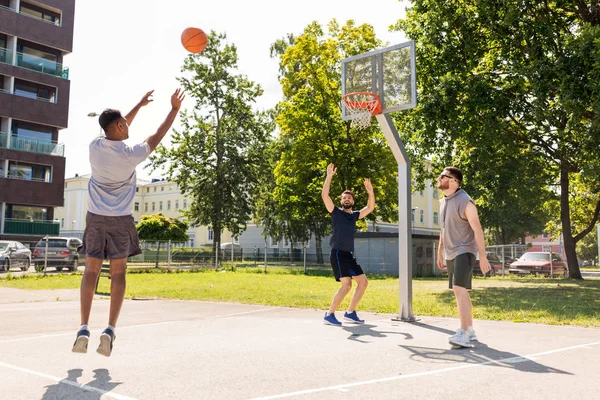 Group of male friends playing street basketball — Stock Photo, Image