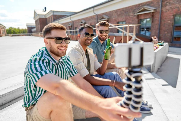 Men drinking beer and taking selfie by smartphone — Stock Photo, Image