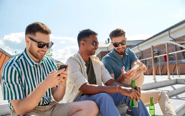 Hombres con smartphones bebiendo cerveza en la calle —  Fotos de Stock