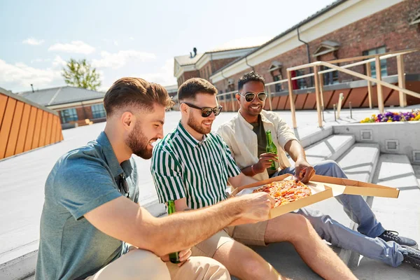옥상에서 맥주와 함께 피자를 먹는 남성 친구 — 스톡 사진