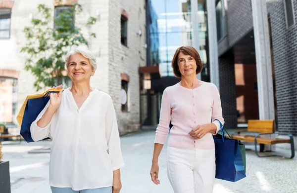 도시에서 걷는 쇼핑 백을 가진 노인 여성 — 스톡 사진
