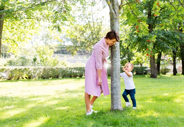 Mutlu anne ve oğul yaz parkında eğleniyor. — Stok fotoğraf