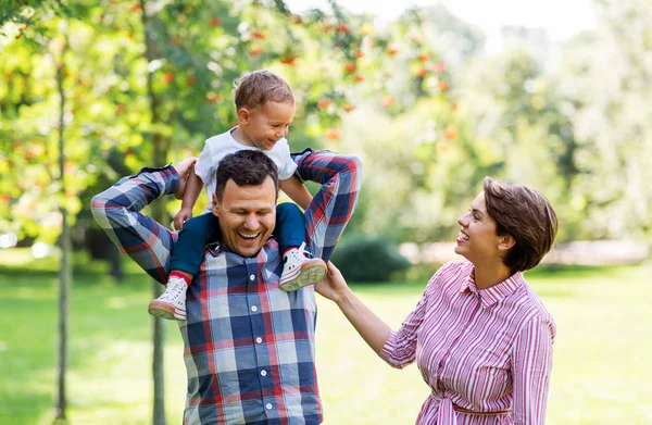 Yaz parkında eğlenen mutlu aile — Stok fotoğraf