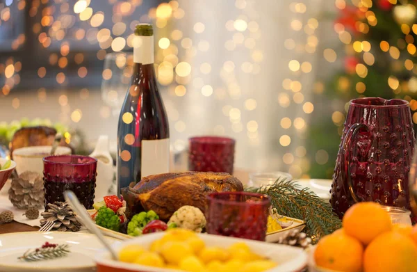 Essen und Trinken auf dem Weihnachtstisch zu Hause — Stockfoto