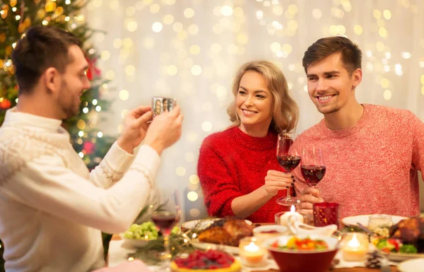 Amigos felices fotografiando en la cena de Navidad —  Fotos de Stock