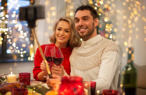 Pareja tomando foto por selfie palo en Navidad —  Fotos de Stock