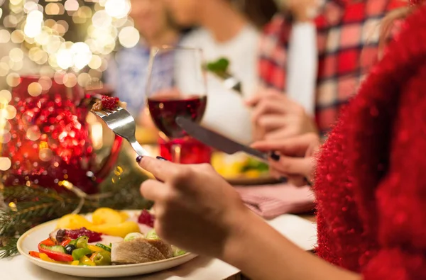 Nahaufnahme von Freunden beim Weihnachtsessen — Stockfoto