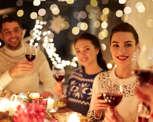 Amigos felices celebrando la Navidad en casa —  Fotos de Stock