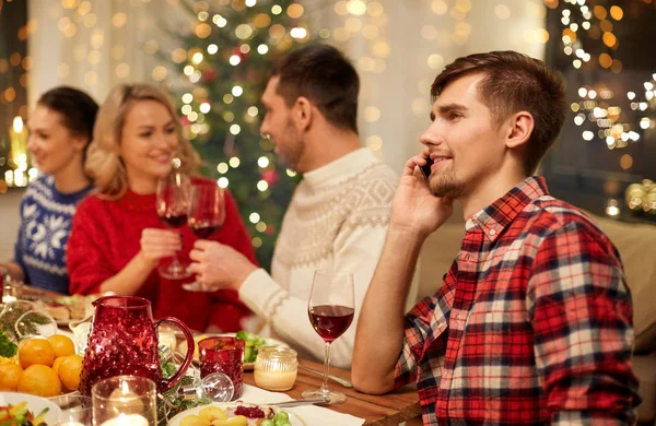 Homem chamando no smartphone no jantar de Natal — Fotografia de Stock