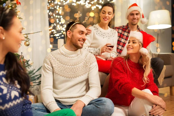 Amigos comemorando o Natal e beber vinho — Fotografia de Stock