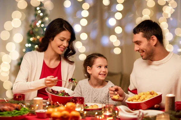 Feliz familia teniendo cena de Navidad en casa —  Fotos de Stock