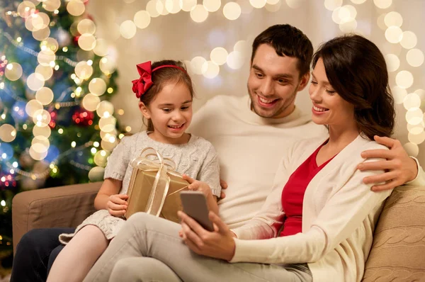 Aile ile Noel evde smartphone — Stok fotoğraf