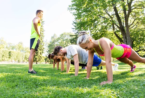 Groep mensen die in de zomer in het park sporten — Stockfoto