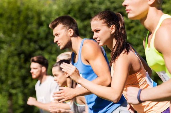 Yarışın başlangıcında rozet numaraları olan sporcular — Stok fotoğraf