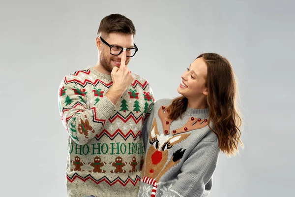 Lyckligt par på jul ful tröja fest — Stockfoto