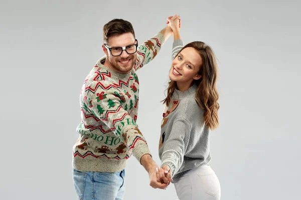 Paar tanzt auf Weihnachtsfeier hässliche Pullover — Stockfoto