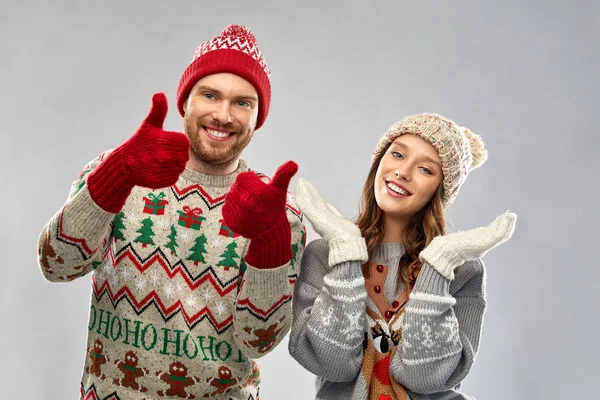 Casal feliz na festa de Natal camisola feia — Fotografia de Stock