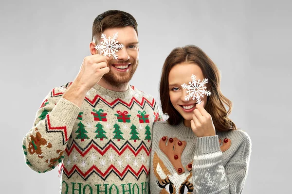Feliz pareja en la fiesta de Navidad suéter feo — Foto de Stock