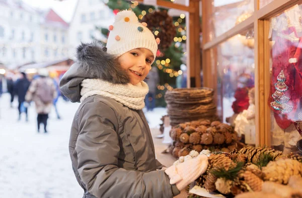 Boldog kislány a karácsonyi piacon télen — Stock Fotó