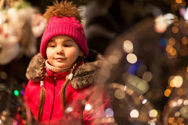 Szczęśliwa dziewczynka na targu bożonarodzeniowy zimą — Zdjęcie stockowe