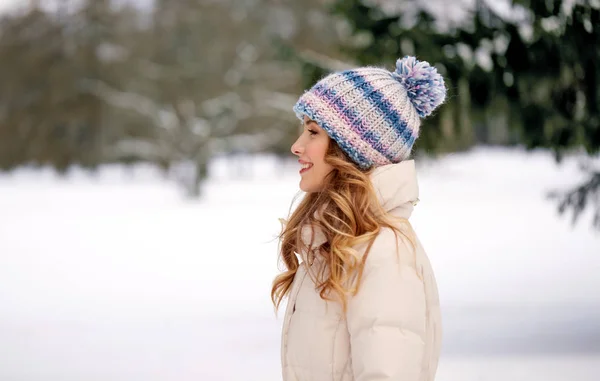 Lycklig leende kvinna utomhus på vintern — Stockfoto