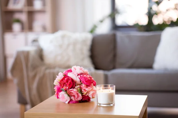 Vela ardiente fragancia y ramo de flores en casa — Foto de Stock