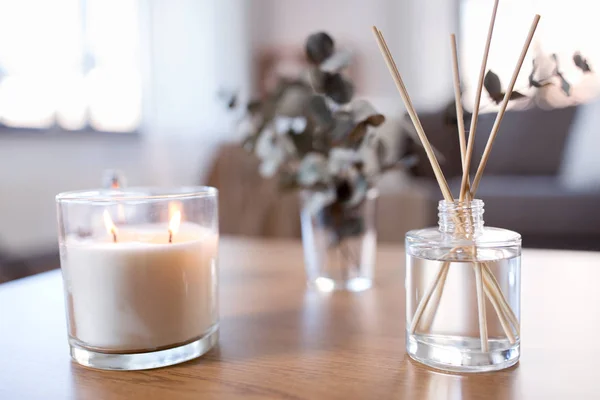 Difusor de caña de aroma, vela encendida y perfume — Foto de Stock