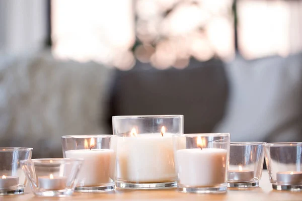 Queimando velas de fragrância branca na mesa em casa — Fotografia de Stock