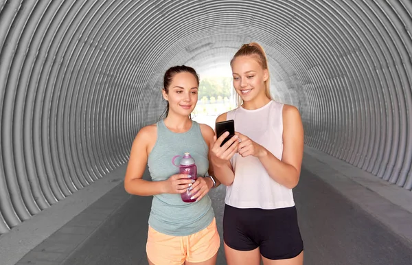 Donne o amiche con smartphone e fiaschetta — Foto Stock