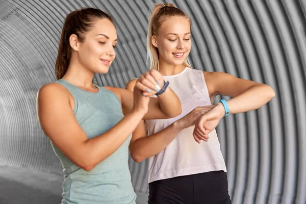 Mujeres o amigas con rastreadores de fitness — Foto de Stock