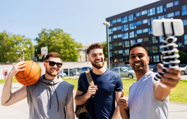 Gelukkig mannen nemen selfie op basketbal speeltuin Rechtenvrije Stockafbeeldingen