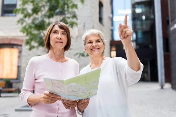 Senior vrouwen met stadsplattegrond op straat in Tallinn — Stockfoto