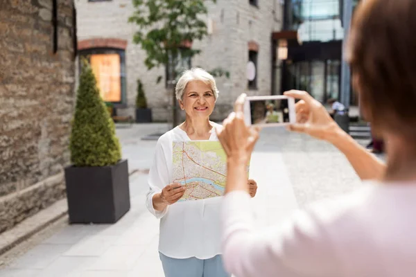 Seniorinnen mit Stadtplan auf der Straße in Tallinn — Stockfoto