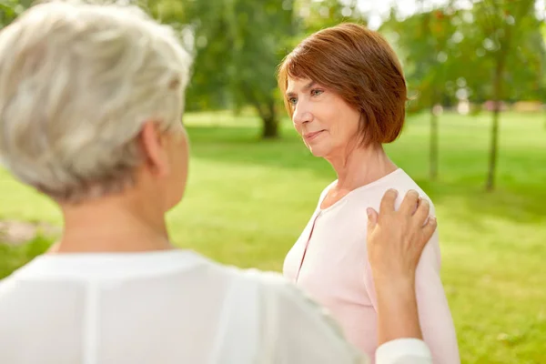 Mujeres mayores o amigos hablando en el parque de verano — Foto de Stock