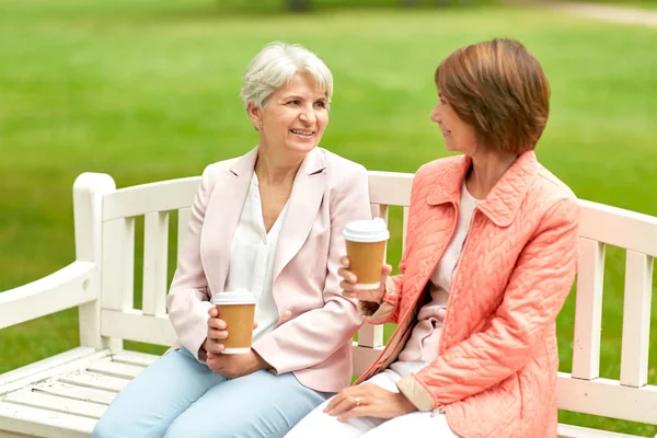 Senior kvinnor eller vänner dricker kaffe på Park — Stockfoto