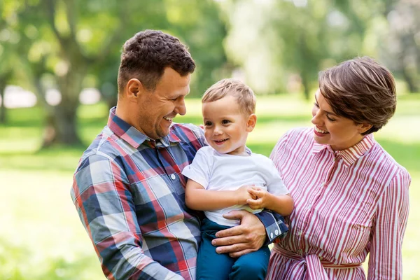 Yaz parkında mutlu bir aile — Stok fotoğraf